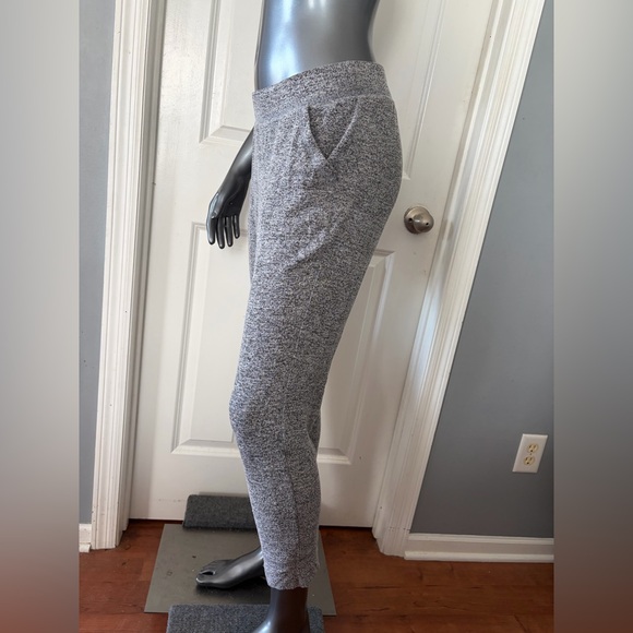 SWEATY BETTY Garudasana Yoga Capris in Heather Gray - Picture 3 of 8